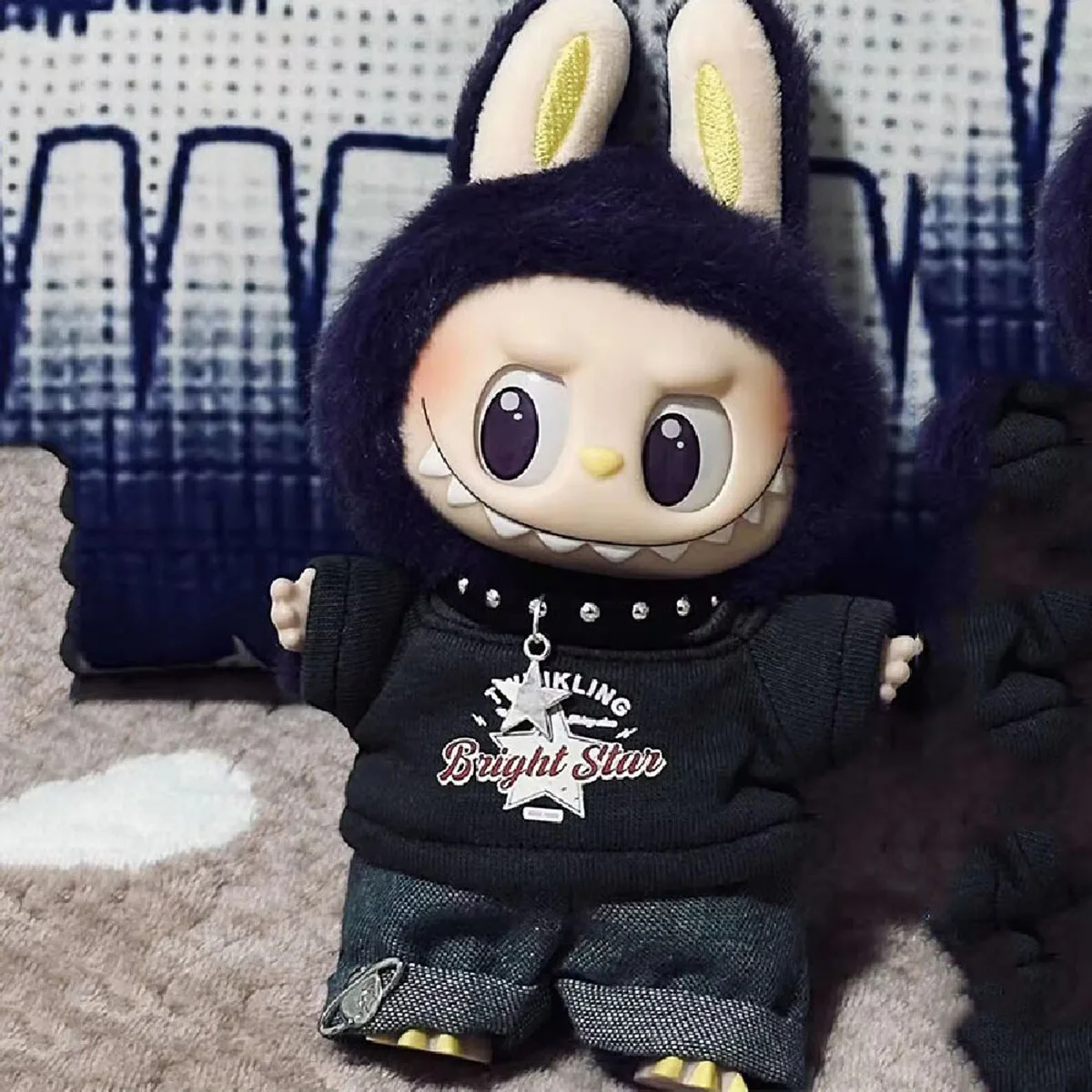 Mini Plush Idol ตุ๊กตาเสื้อผ้าสําหรับ Labubu Hip Hop สไตล์เสื้อยืดกางเกงหมวกกีตาร์แฟชั่น Music Star แฟนของขวัญ