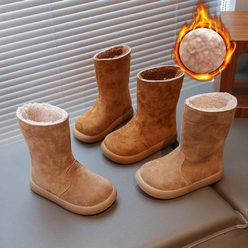 Anak perempuan mengenakan dua pasang sepatu Birkin berbulu, sepatu musim dingin anak perempuan dengan sol tengah tebal, sepatu katun hangat, sepatu salju anak-anak.