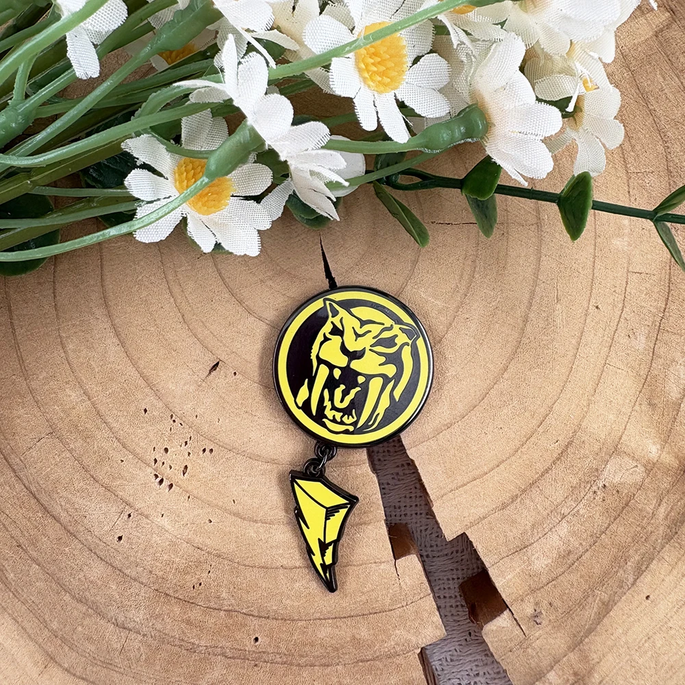 Mighty Morphin Power Rangers Gelber Ranger Emaille-Pin, Sabertooth-Tiger Power-Münze, Brosche, Blitz-Anhänger, Metall-Abzeichen, Geschenk – Detail 2