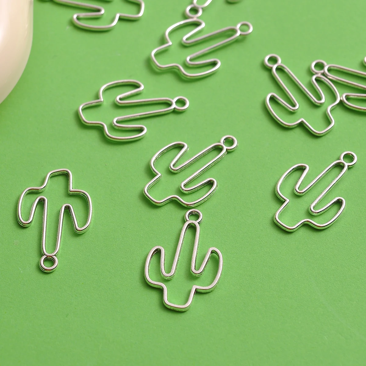 30 Hollow Line-Cut Cactus-Shaped Pendants, Simple Hollow Plant Charms, Suitable for DIY Bracelets, Necklaces, and Earrings, Fresh and Unique Handmade Beaded Jewelry Accessories