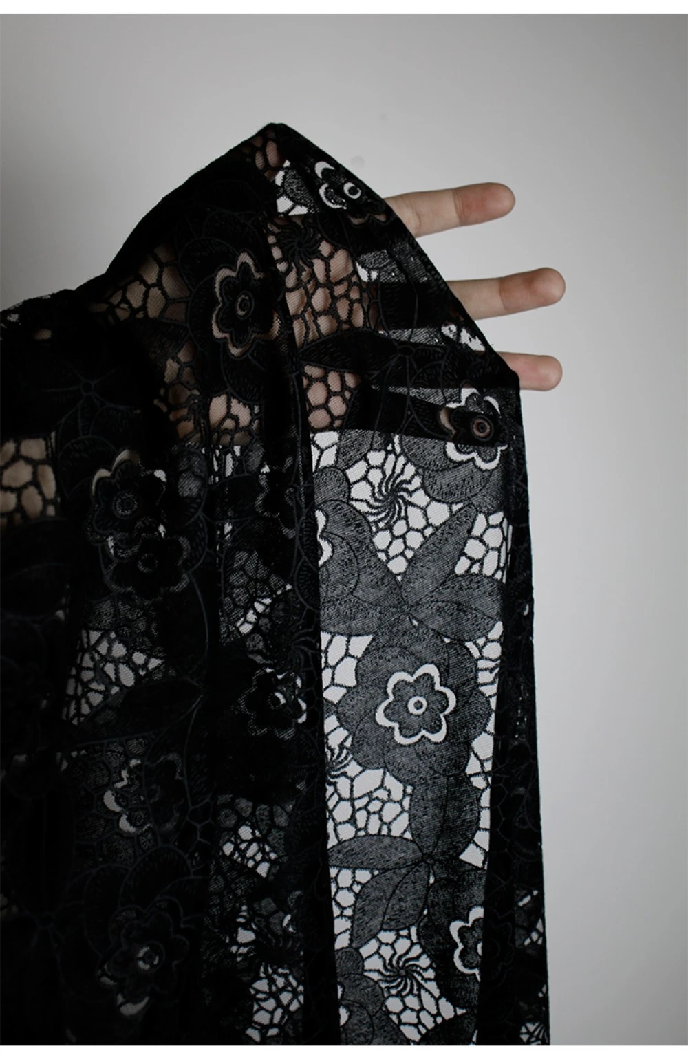 Tessuto di tulle trasparente scavato nero a fiori di fascia alta per il designer di abbigliamento di abiti fai da te