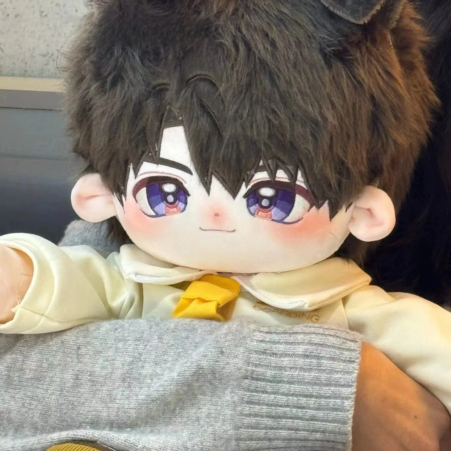Anime Caleb Love and Deepspace Xia Yizhou muñeco  peluche suave cuerpo vestir juguetes  peluche figuras  postura sentada a