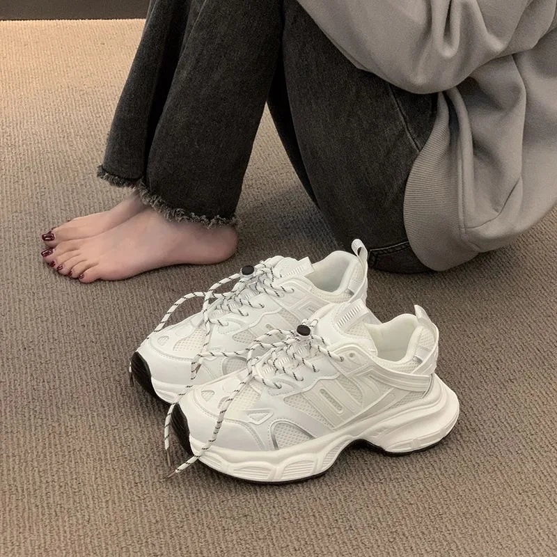 أحذية أبيض جديدة لخريف 2025 للنساء، زيادة الطول الطويل، قاع سميك، أحذية رياضية كلاسيكية على شكل كعكة الصنوبر