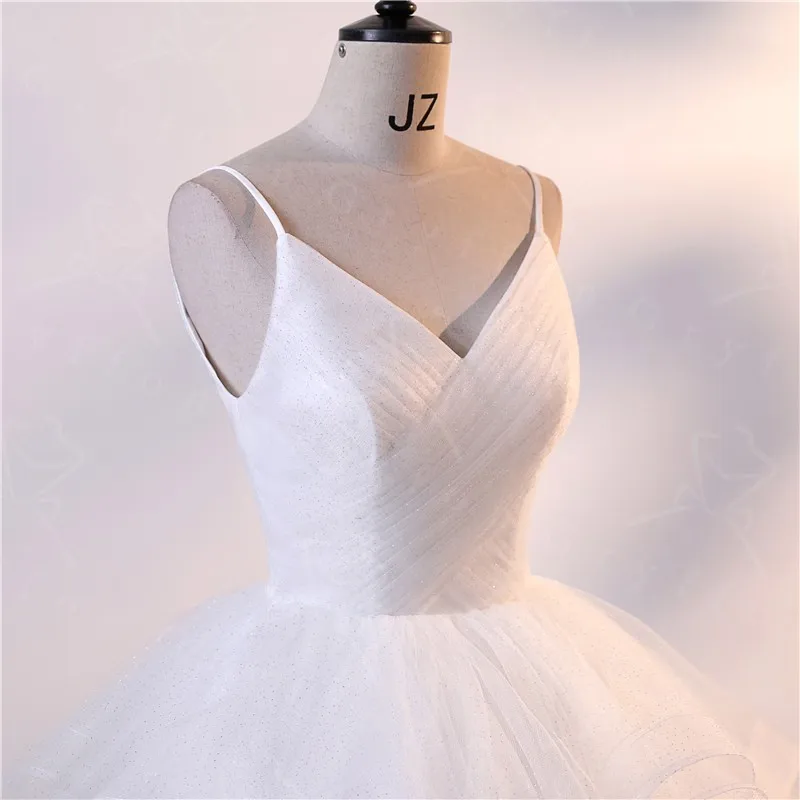 White Quinceanera Dresses New Elegant Spaghetti Strap Party Dress Real Photo V-neck Ball Gown Simple Prom Dress For Women