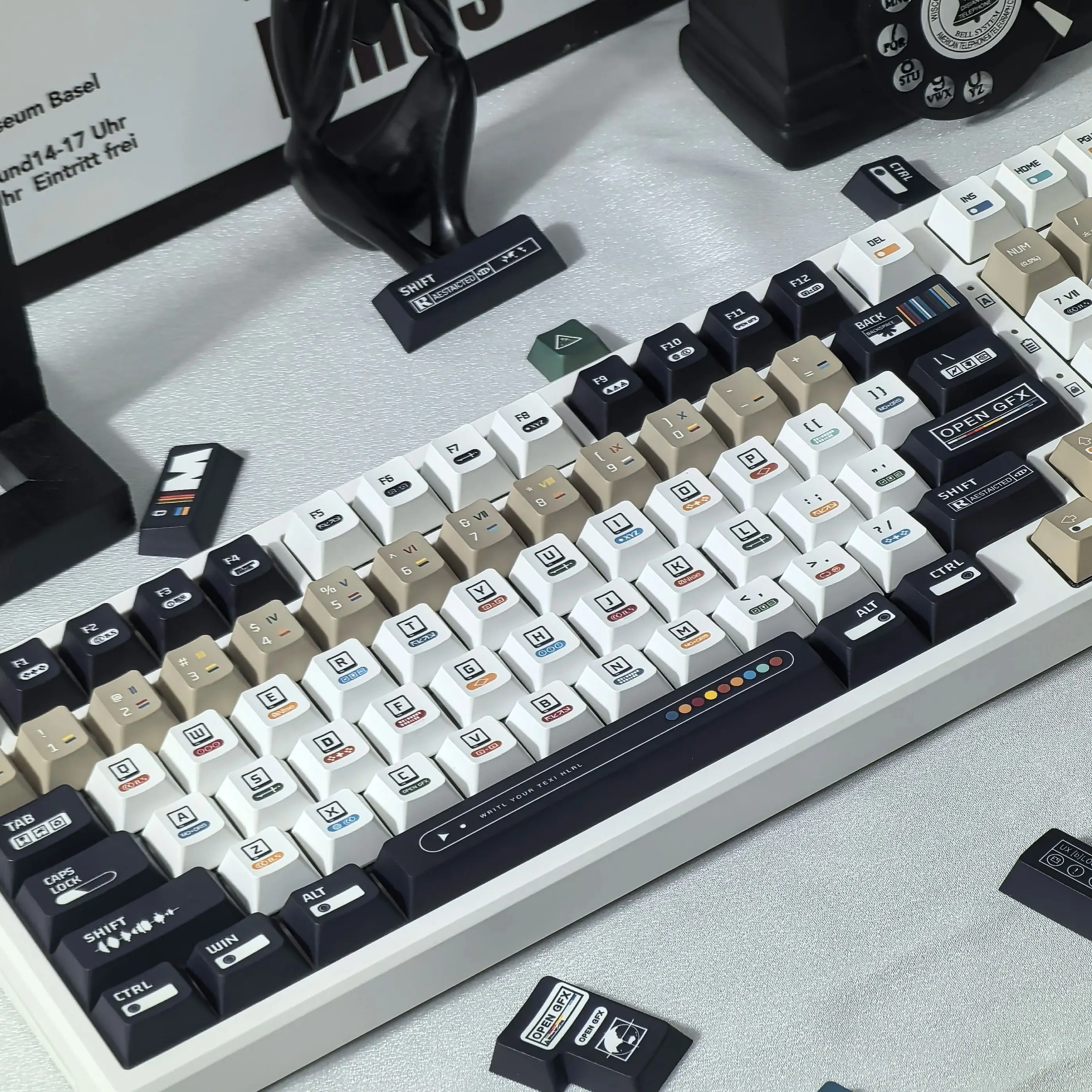 Korean Keycaps Maximalism Theme Keycap 135Keys Cherry Pbt Russian English Retro Keycap Black White Design “L ”Shape Enter Key