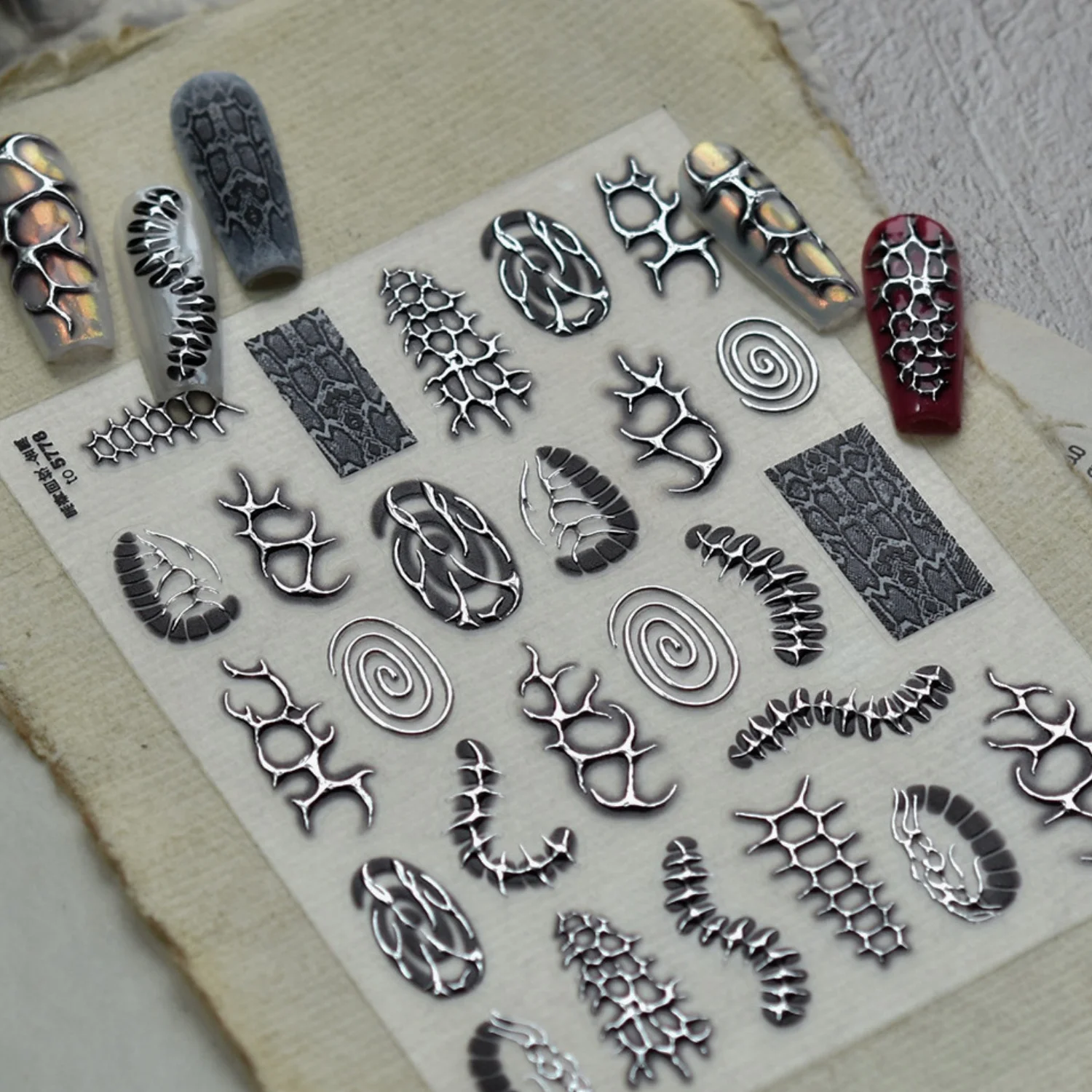 Gotische Abstrakte Knochen-Skelett-Serpentinenspiralen-Muster Nagelkunst-Aufkleber Punk Dunkel Cool Schwarz Silber Selbstklebende Nagelsticker
