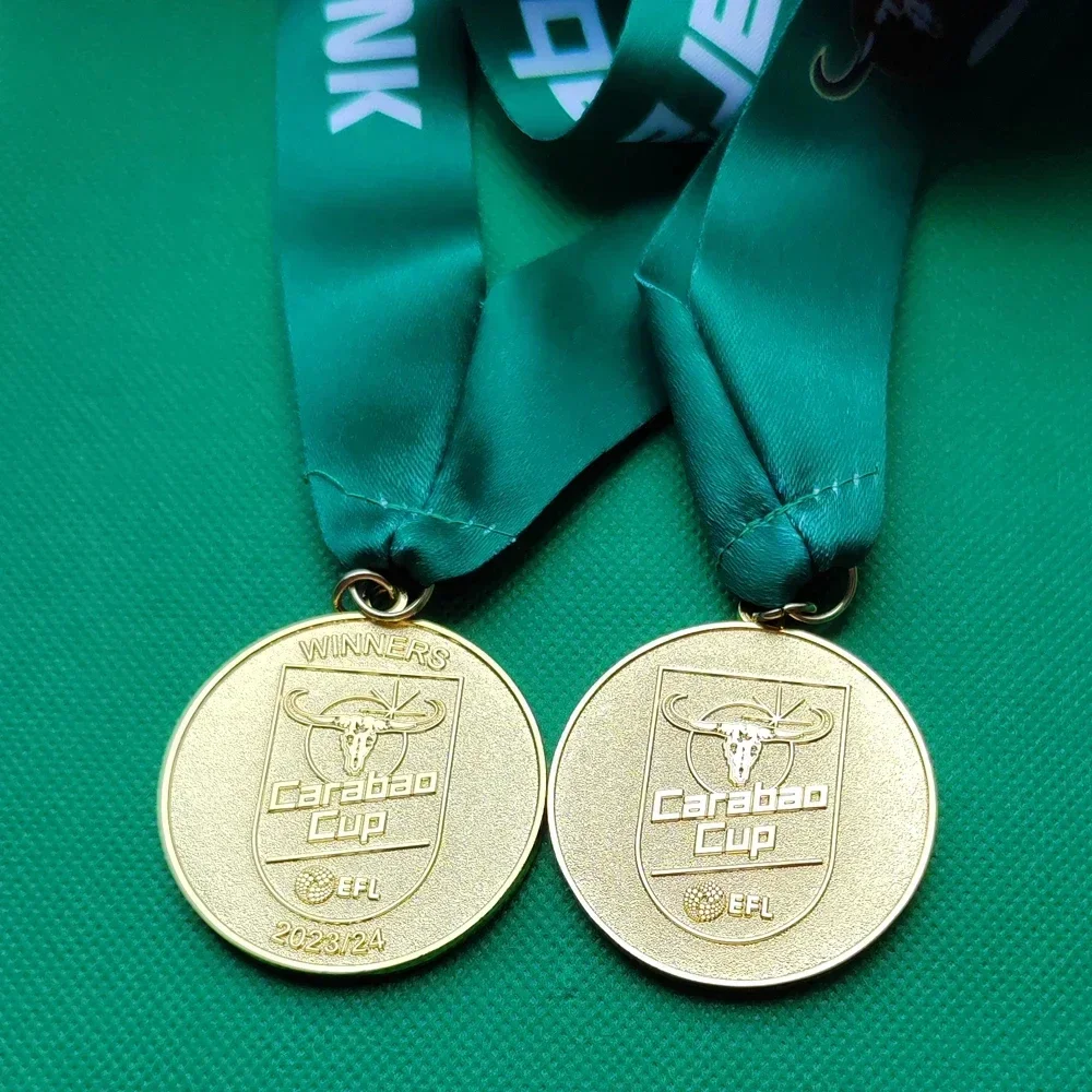 

Медали чемпионов Кубка мира по футболу 2023-24, медали победителей Кубка карабао, металлические медали, медали чемпиона по футболу, веерские сувениры
