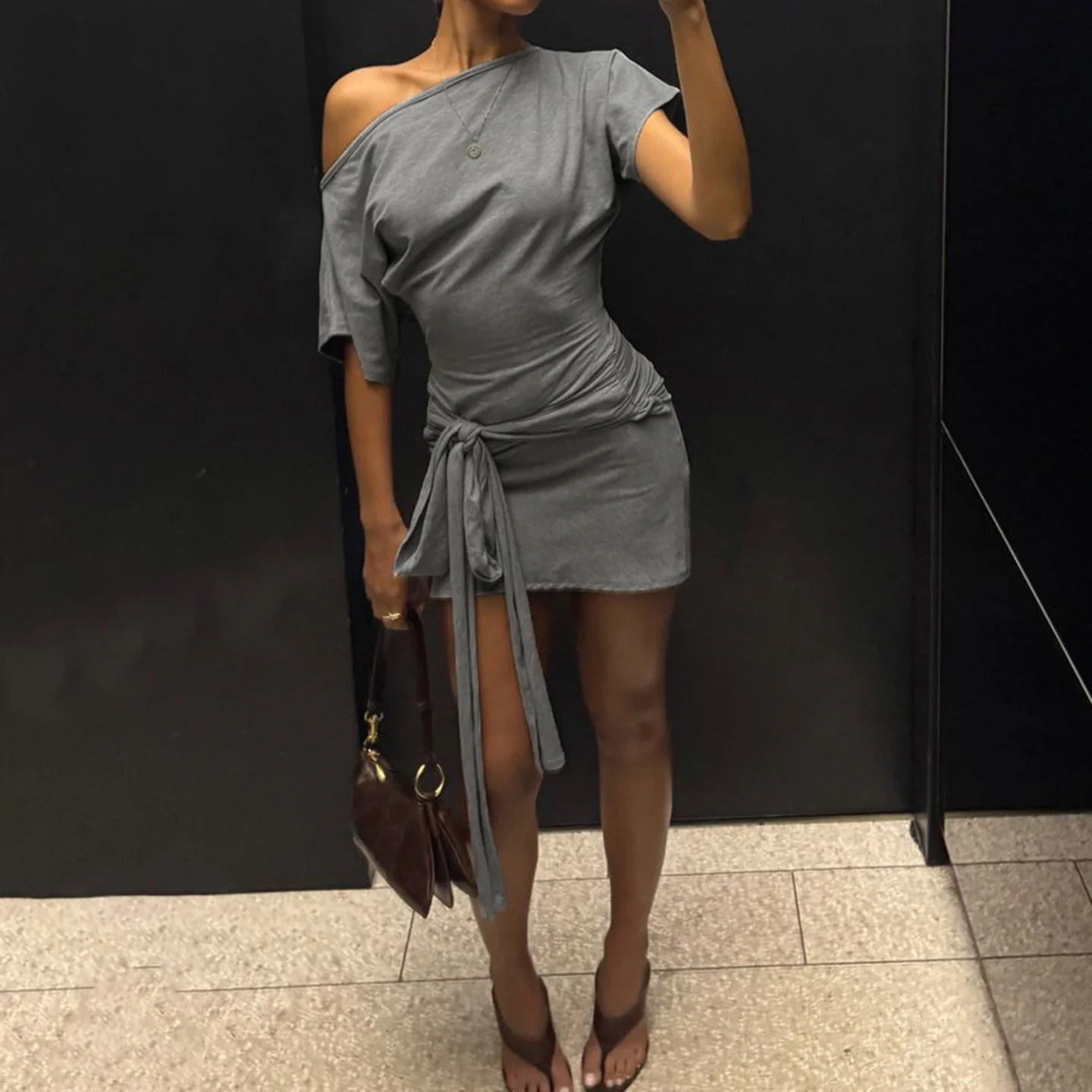 Lässiges Streetwear Bodycon Minikleid für Damen, einfarbig, modisch, sexy, schräger Kragen, kurze Ärmel, Schnürung, Wickelkleid, Hüftbetonung, schmal geschnitten, Clubwear