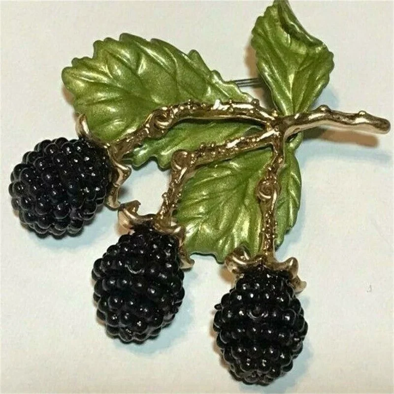 

New Vintage Simple Berry Brooches for Women Personality Temperament Clothing Accessories Fashion Fruit Lapel Pins Unique Gifts