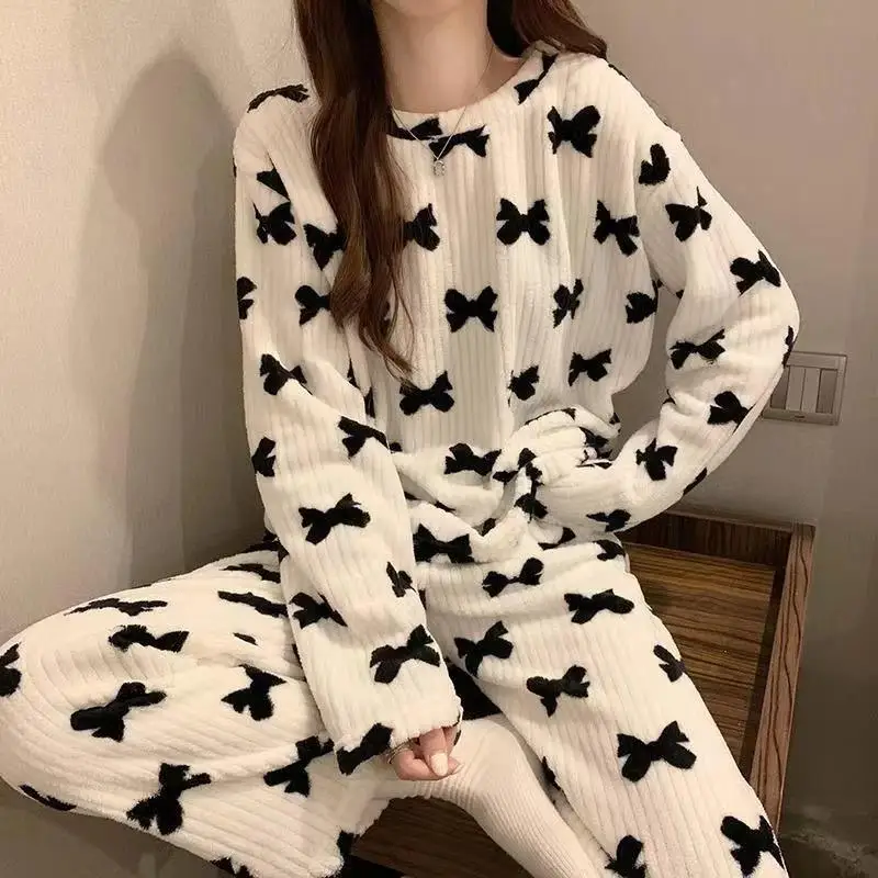 Schleifenkragen-Pyjama: Korallenfleece-Loungewear – Neues Herbst/Winter Damen-Pyjama-Set, übergroß, dick und warm, auch für draußen geeignet