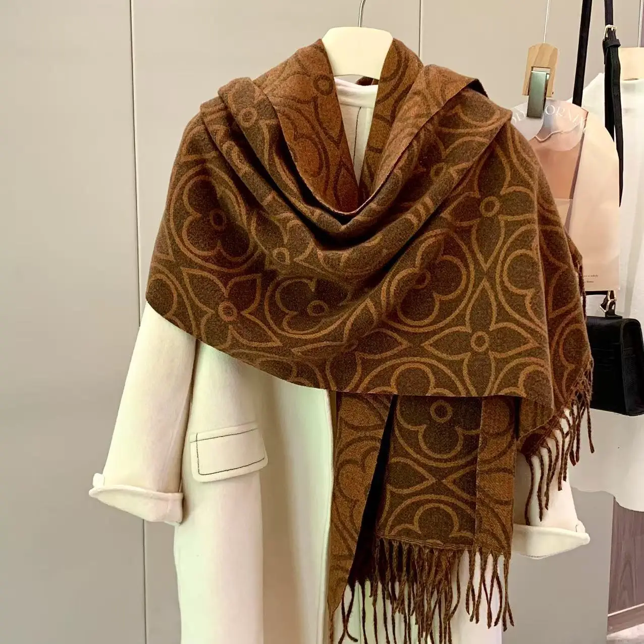 

Новый женский шарф с геометрическим рисунком граффити 2025, модная универсальная накидка, утолщенное тепло, накидка с кисточками из искусственного кашемира