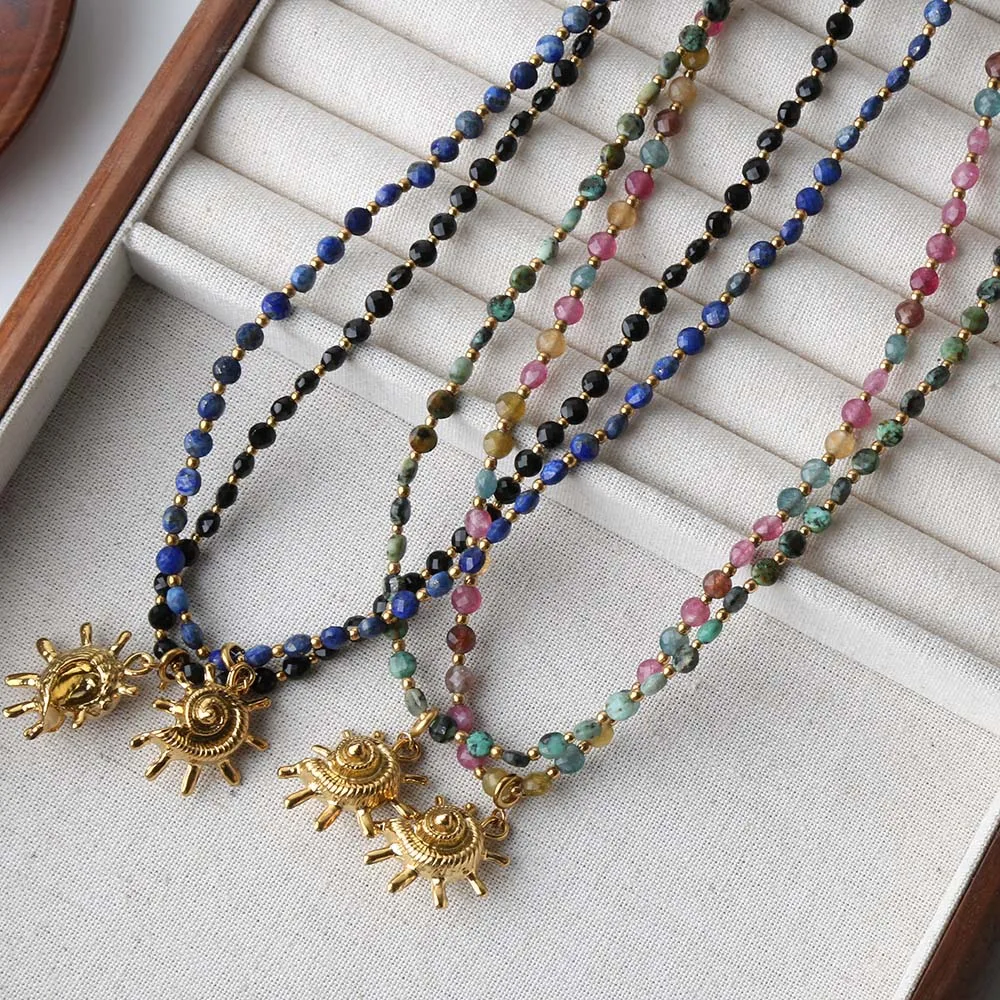 Collar de conchas de acero inoxidable personalizado, chapado en oro, con cuentas facetadas de piedra natural que conservan el color, popular en Europa y Estados Unidos.