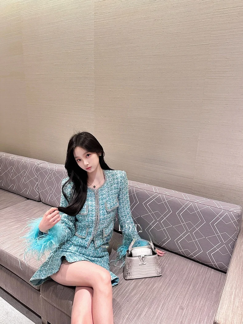 

High-End 2025 Blue iny Sequin Feather Sve Set Women's Faion Outerwear Skirt Two-Piece Suit Polyester Long Sve ...