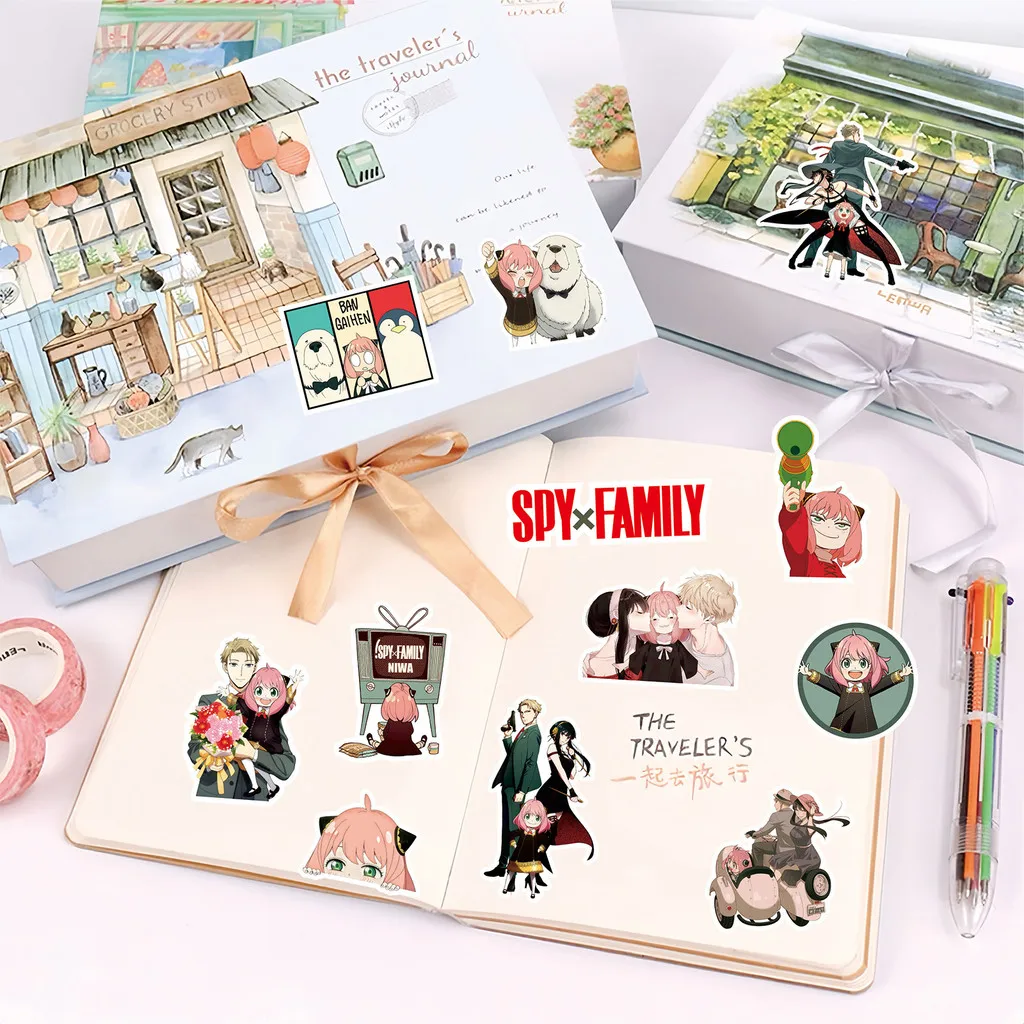 75/80 قطعة من ملصقات Spy x Family - Loid Forger، ملصقات Anya باللون الأسود والأبيض للمجلات وحافظات الهاتف (متجر Anime Worlds)