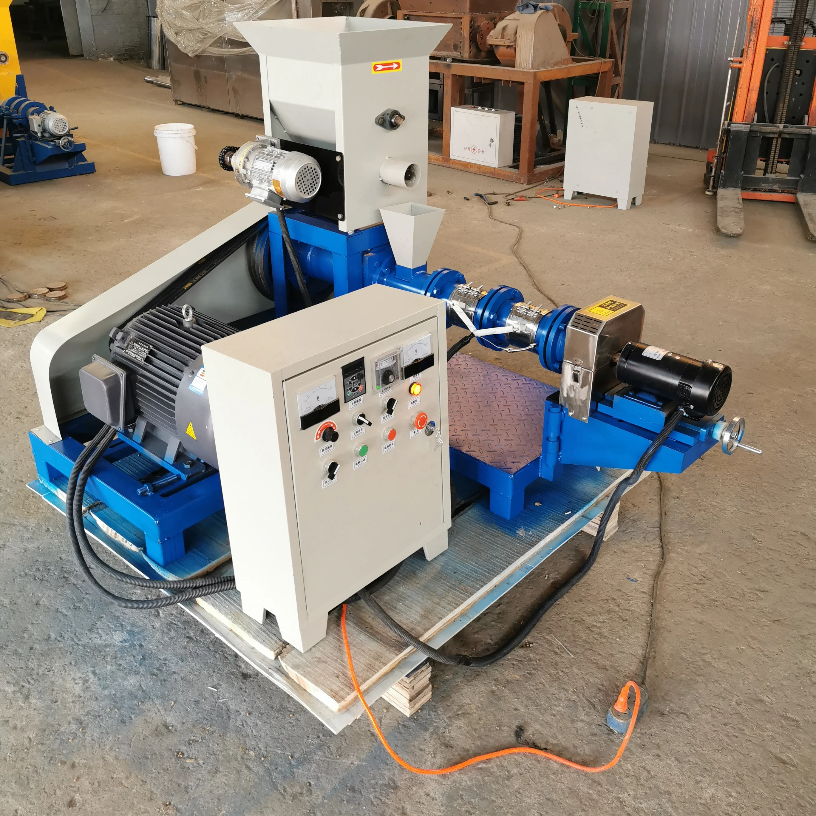 

Новый небольшой мини-металлический электрический экструдер для гранул для плавающего корма для рыб, экологически чистый, емкость 40-2000 кг/ч