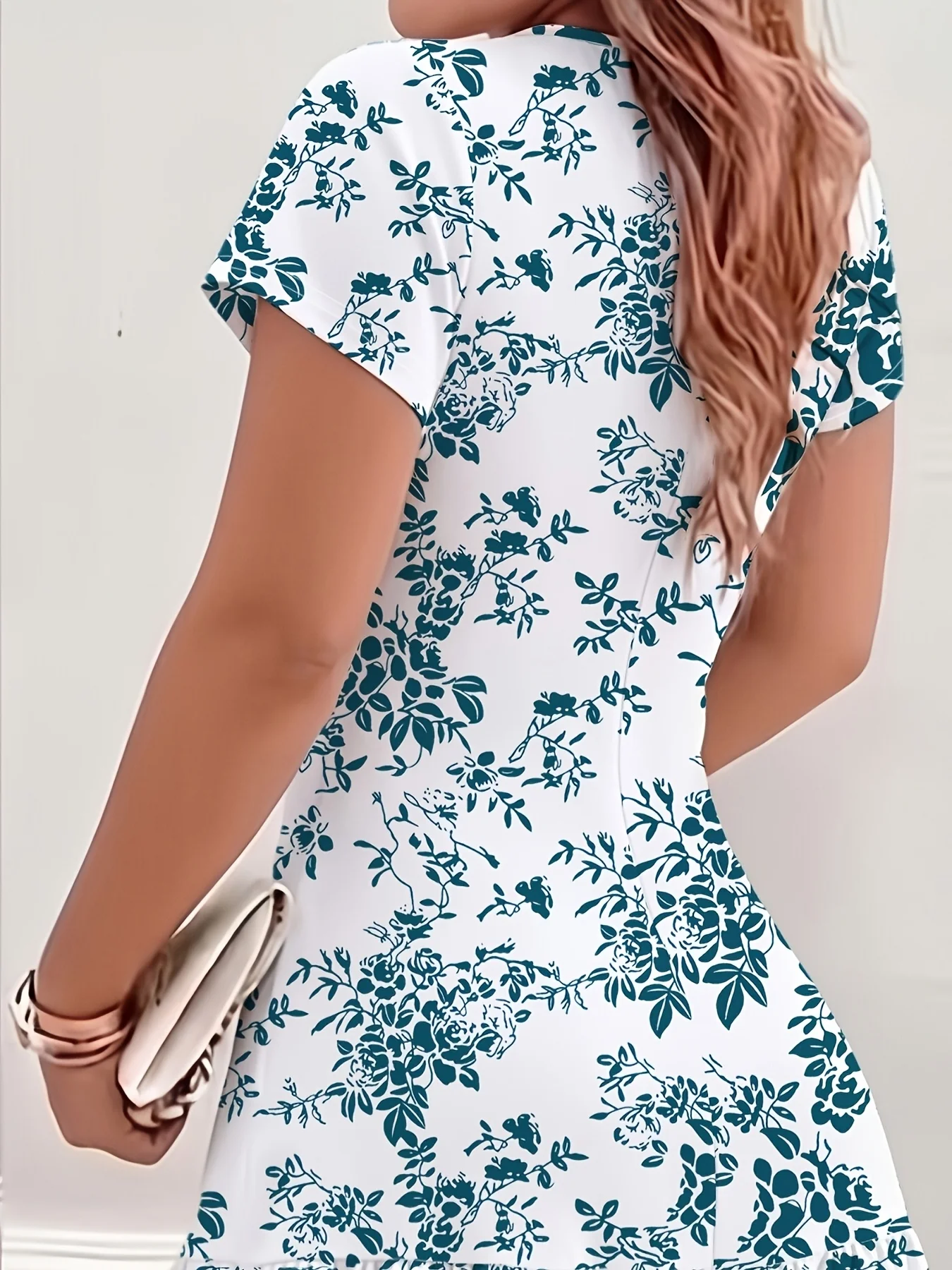Sommerliches Midikleid mit Rundhalsausschnitt, lässigem Blumenmuster, kurzen Ärmeln und Rüschensaum – Detail 4