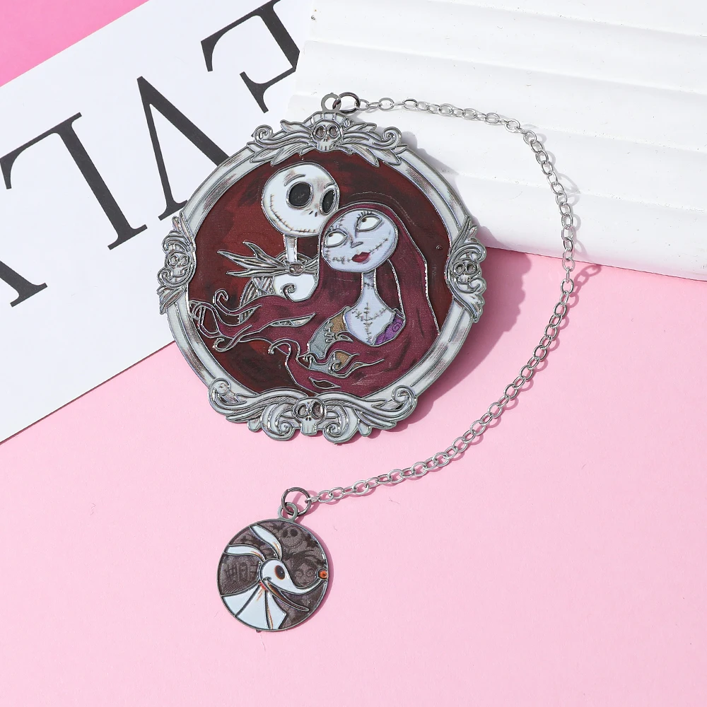 علامة مرجعية معدنية من The Nightmare Before Christmas، ملحق قراءة ممتع لمحبي الكتب |   هدية الهالوين المثالية للأصدقاء