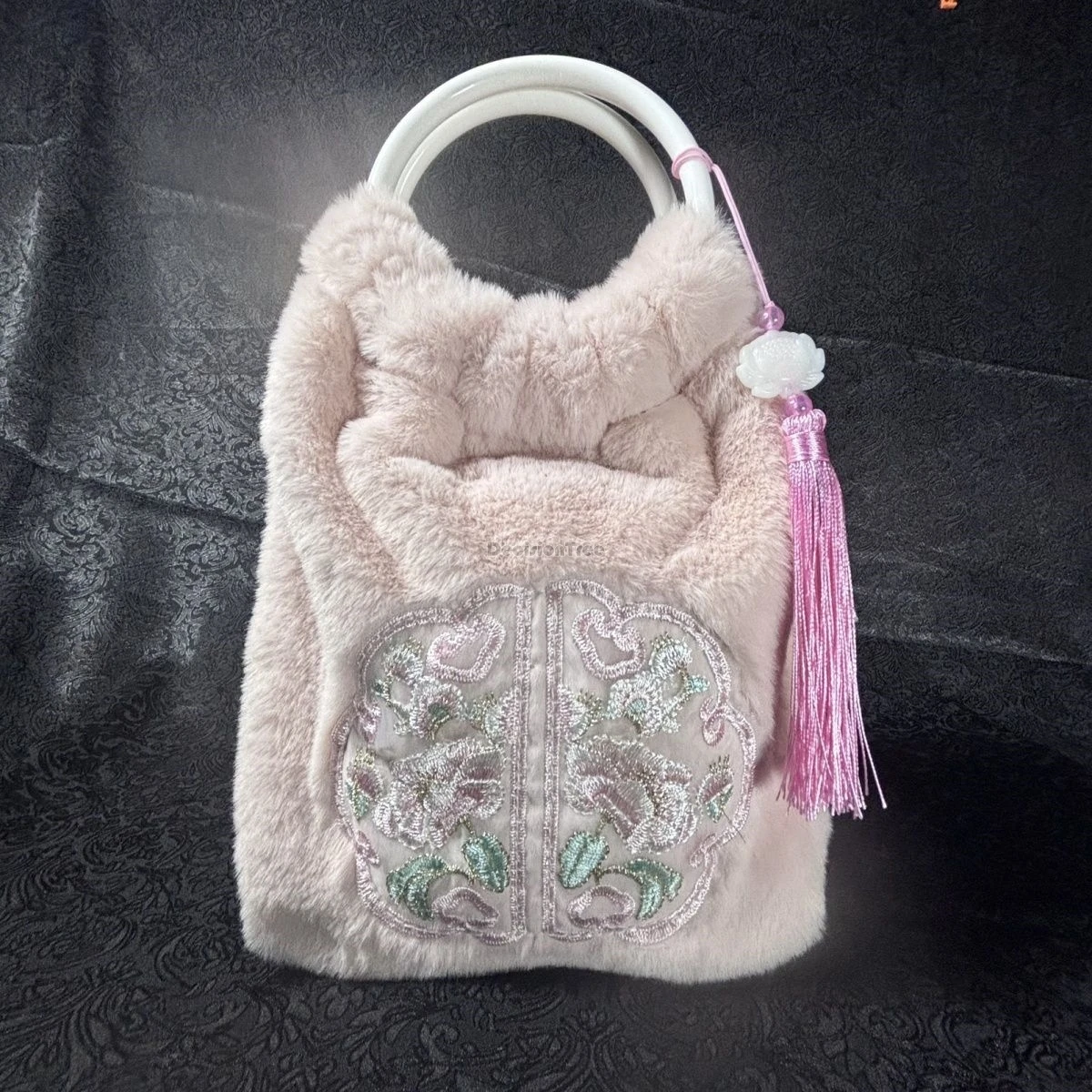 حقيبة يد مطرزة من القطيفة على الطراز العرقي الصيني لخريف وشتاء 2025 حقيبة يد عصرية كلاسيكية من شيونغسام هانفو حقيبة شرابة