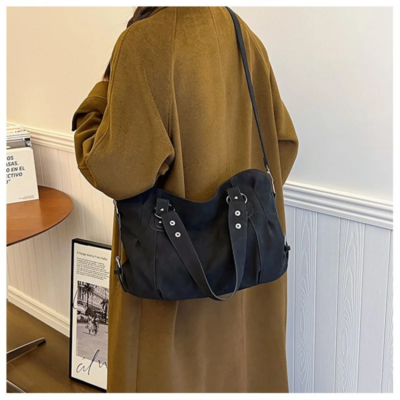 

Timeless Shoulder Bag For Ladies In Genuine Leather, Elegant Design With Adjustable Length By Famous Designer