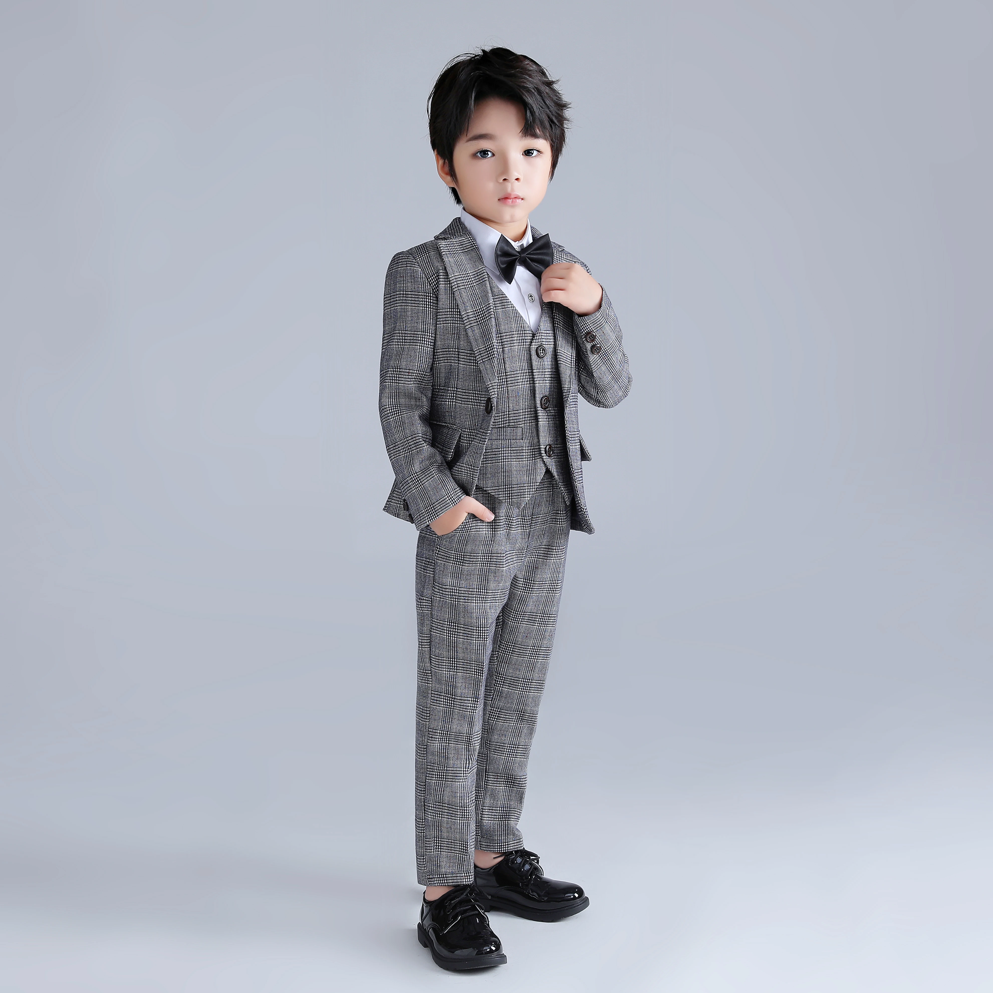 Conjunto de traje de moda elegante para niños, chaqueta, chaleco, pantalones con pajarita, Blazer a cuadros para fiesta de boda, esmoquin Formal gris para niños, 4 piezas