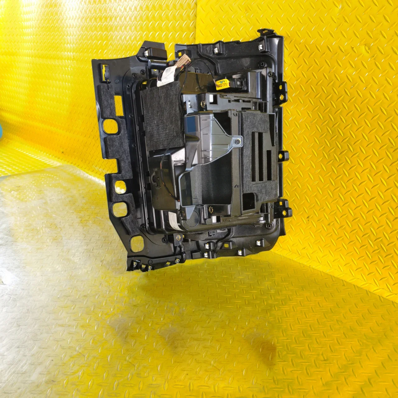 

Новый оригинальный багажный ящик OEM 95B857095AC для Macan 95B (пассажирский отсек)