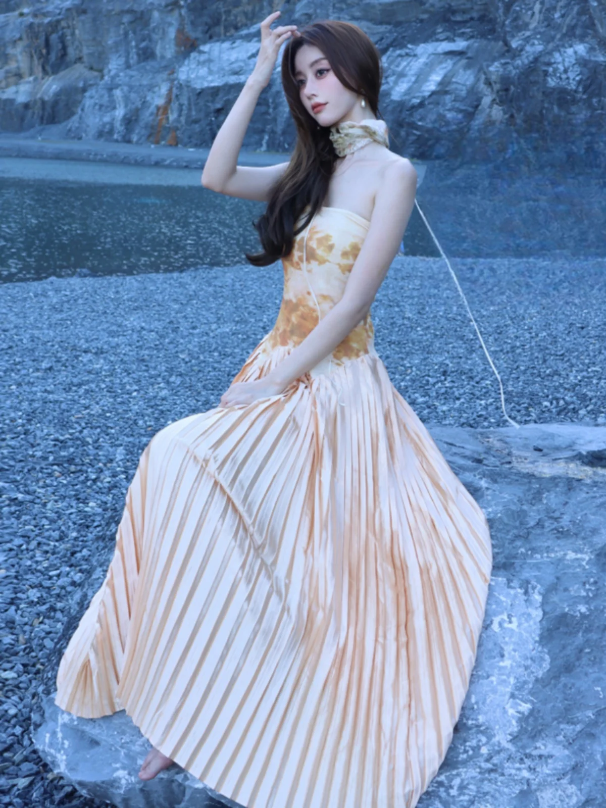 エレガントなフラワープリントプリーツパーティードレス女性のセクシーなストラップレスノースリーブオフショルダーハイウエスト背中の開いたウエディングガラドレス wh8