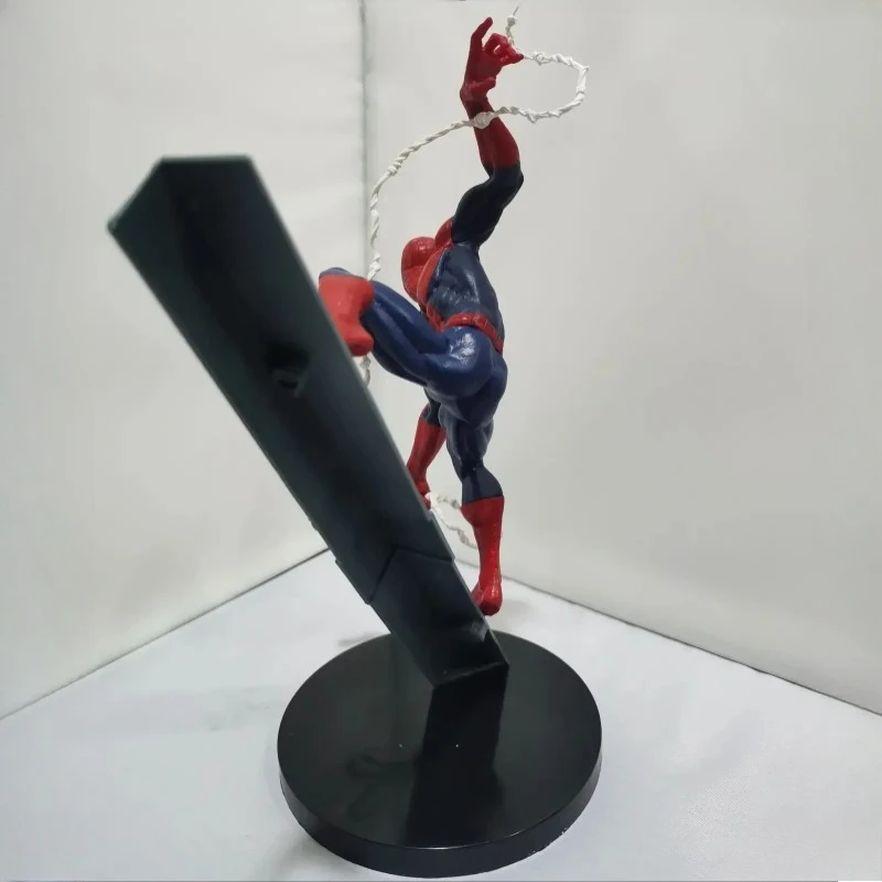 23 cm Avengers PVC Arrampicata su parete Spider Man Action Figure Modello da collezione Decorazioni Ornamenti per il desktop Regali