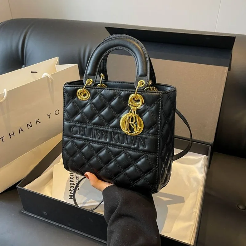 classic-elegant-diaper-bag-fashionable-minimalist-leather-handbag-ladies-best-popular-designer-paris-shopper