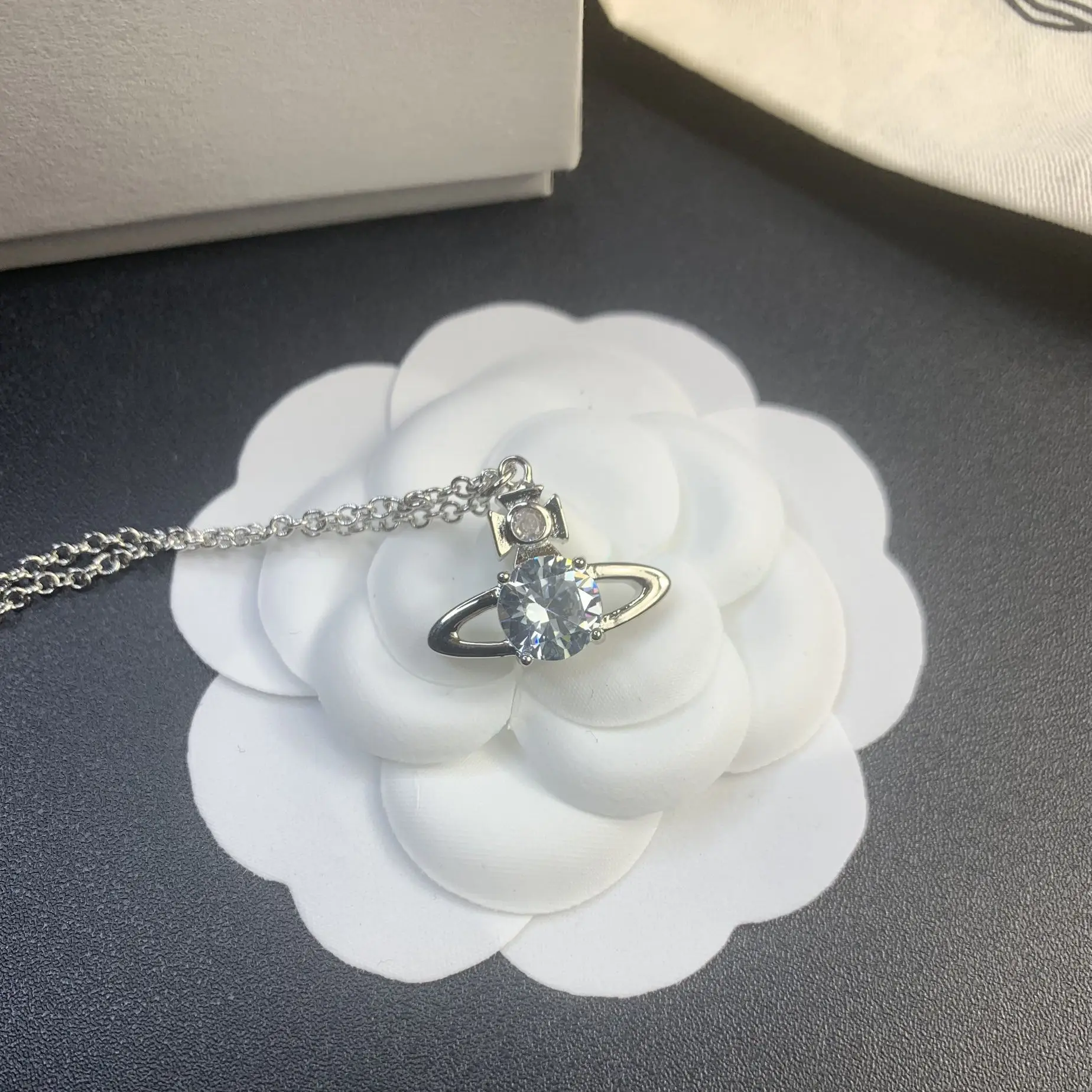 S925 فضة واحدة الماس أنيقة السيدات رومانسية ليتل زحل سحر قلادة أزياء اليومية مجوهرات متعددة الاستخدامات