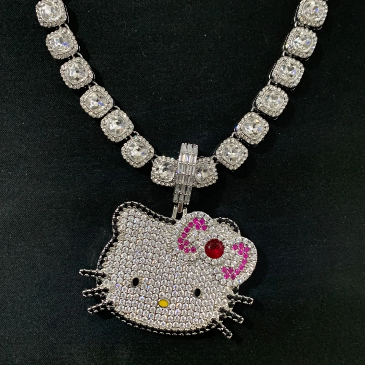 

Kawaii Hello Kitty Necklace Anime Sanrio Diamond Pendant Cuban Chain Hip Hop Fashion Men's and Women's Jewelry Holiday Gifts