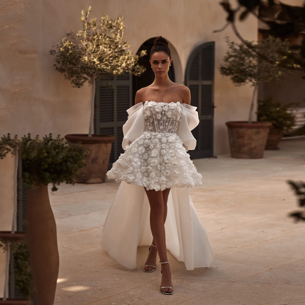 Luxuriöse kurze Brautkleider, A-Linie, trägerlos, Perlen, Blumenapplikationen, ärmelloses Brautkleid, Mini-Abschlussball-Partykleid, individuell gestaltet