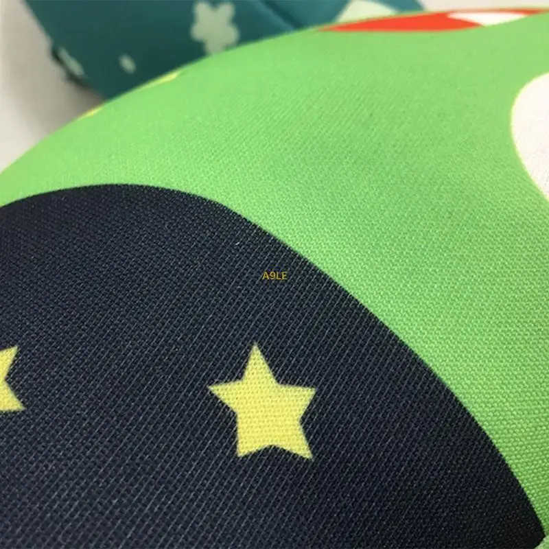 سيارة كرتونية لمقعد السفر وسادة حزام الأمان وسادة الطفل يدفع باليدين حزام وسادة ناعمة