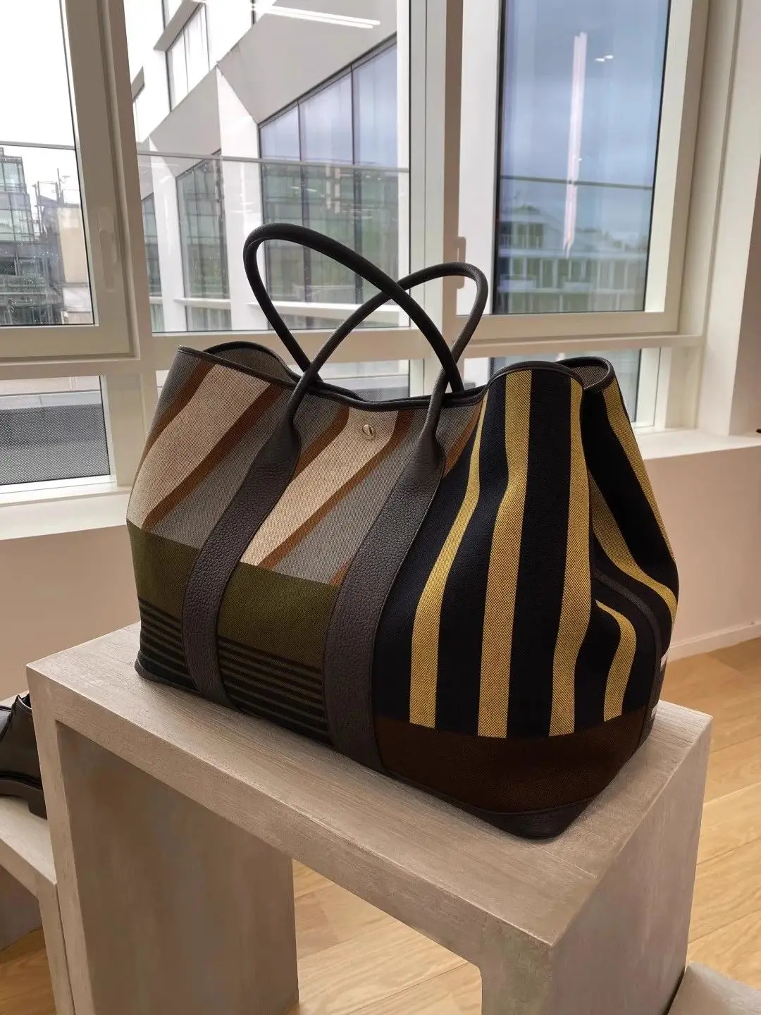 

Striped Color-Block Large Capacity Commuter Handheld Tote Bag Unique Premium Women's Purse