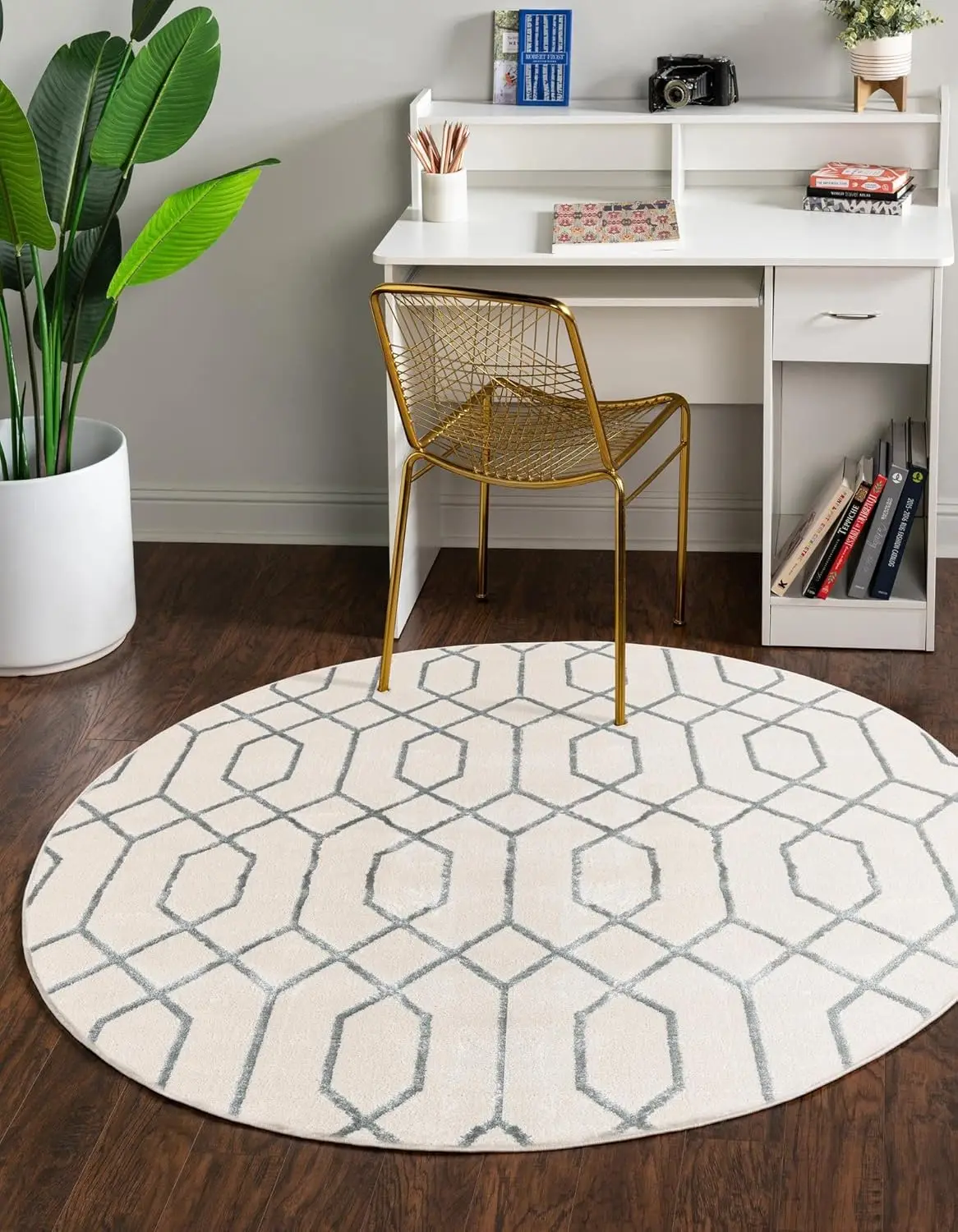

Marilyn Monroe Glam Collection Area Rug - Trellis (5' 3"" Round, White Silver/ Silver)