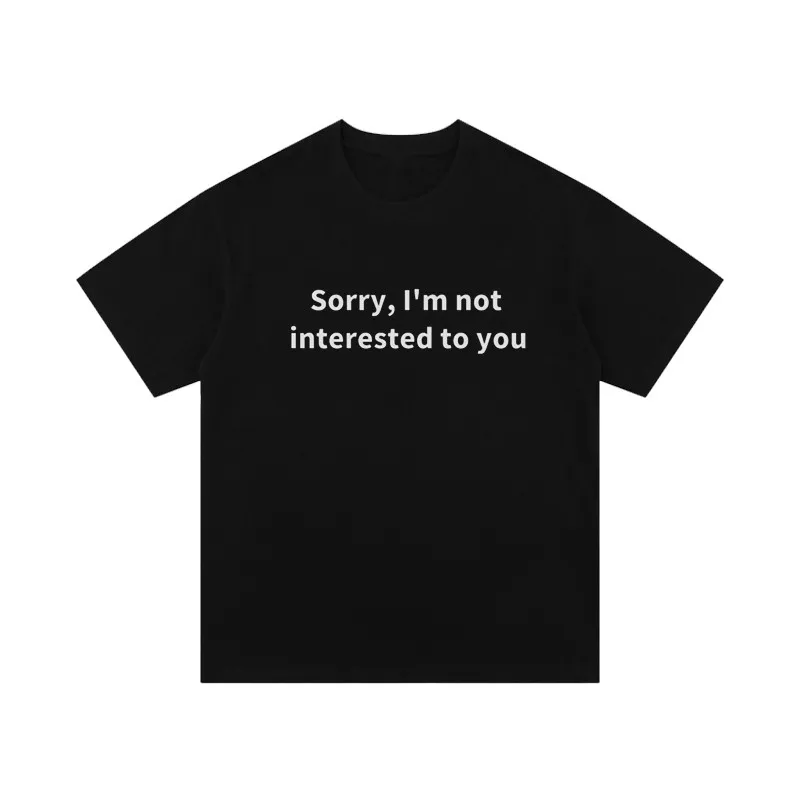 

Футболка с надписью «Sorry Not Interested», футболка с крупным черным текстом, белый минималистичный топ, футболка с юмором о отказе, стиль городской уличной моды