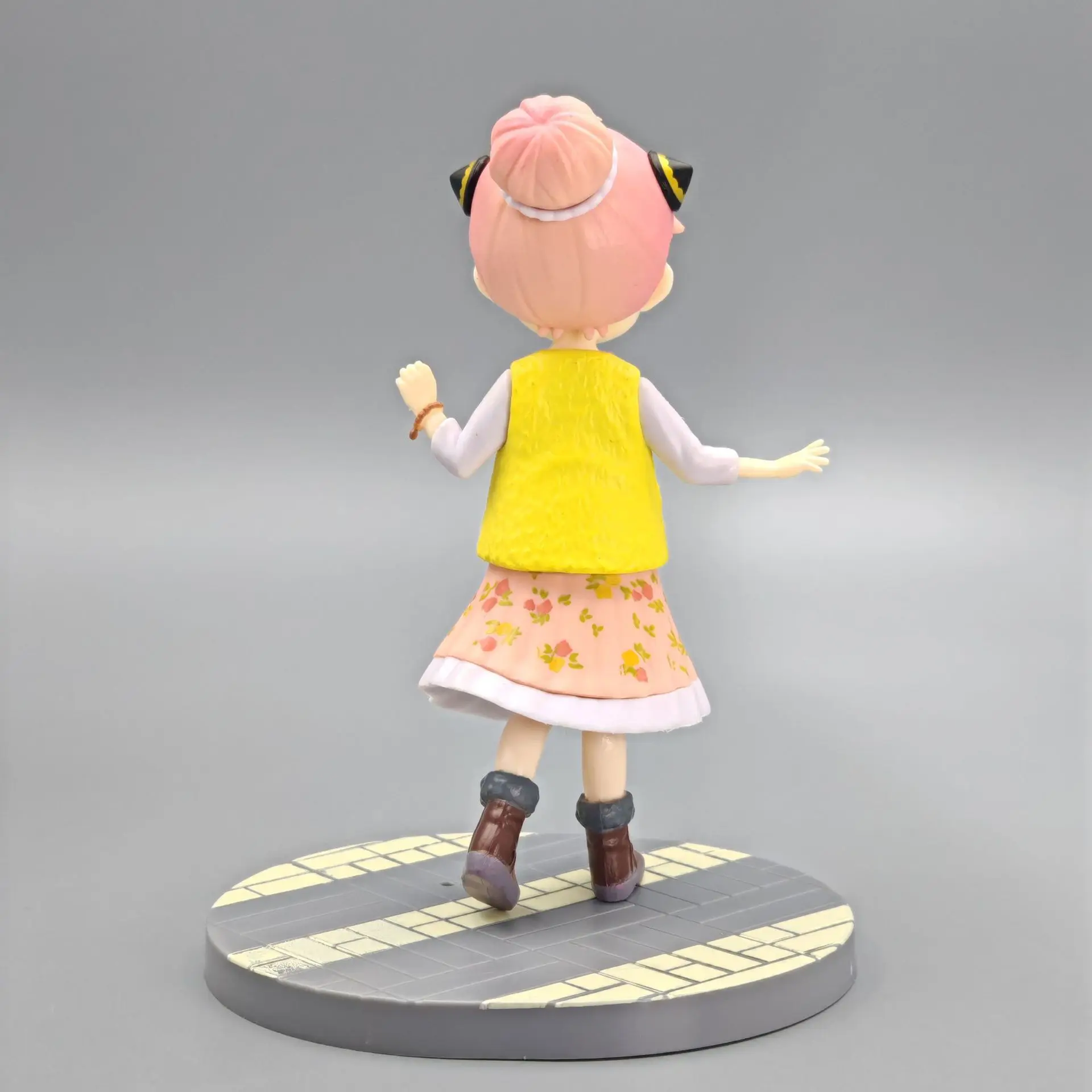 アニメアーニャフォージャー Q バージョン立ち姿勢花ドレスアクションフィギュア PVC モデルおもちゃデスクトップ装飾コレクションギフト箱入り