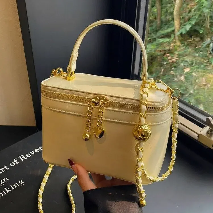 

Корейская версия модной, благородной и элегантной портативной маленькой сумки 2026 года: новая повседневная простая сумка-мессенджер на цепочке через плечо