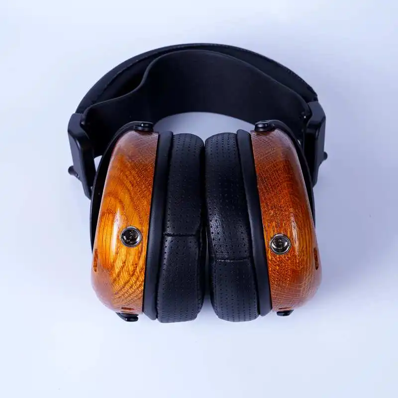 Full-size closed-type over-ear hi-fi high-fidelity headphones