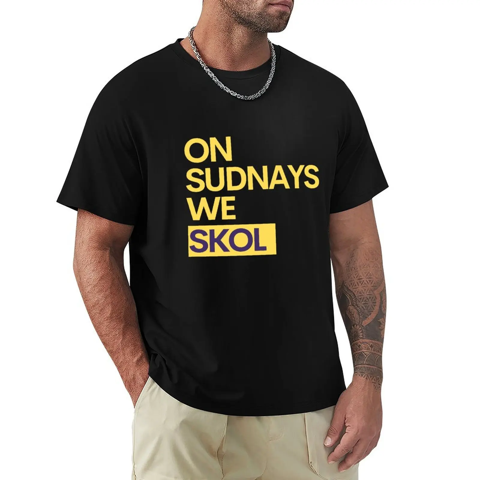Camiseta ON SUNDAYS WE SKOL, camiseta lisa de ajuste estándar