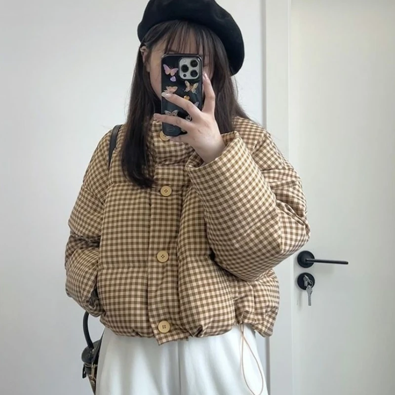 سترة نسائية شتوية جديدة لعام 2025 سترة قصيرة على الطراز الكوري تصميم صغير طازج معطف خبز مبطن سميك للطلاب