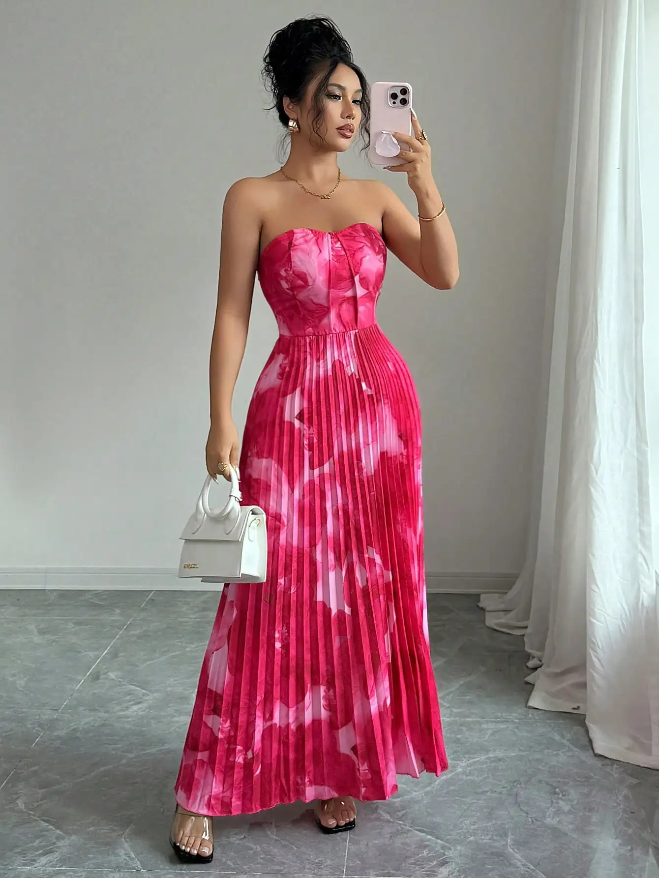 

Женское розовое плиссированное платье макси без бретелек с цветочным принтом