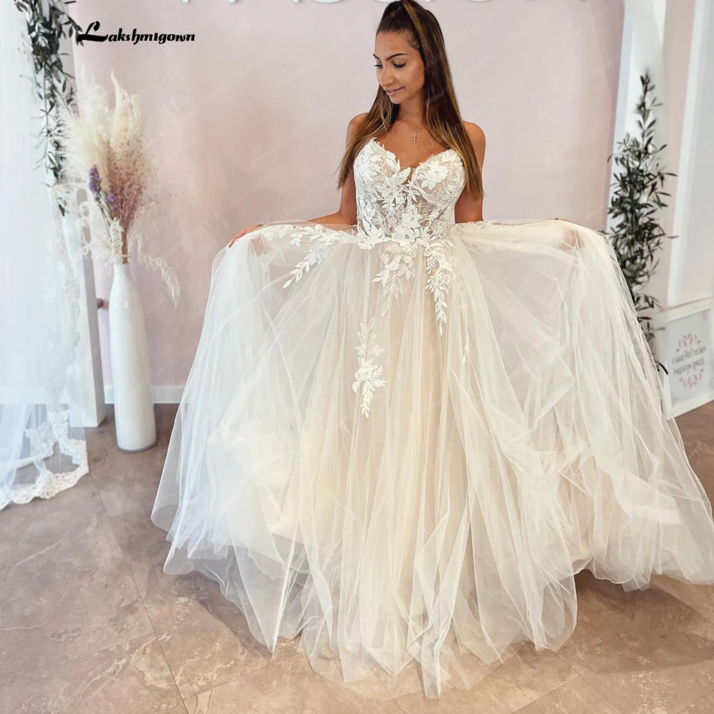 Spaghetti-Träger, Tüll-Brautkleid, V-Ausschnitt, Vestido De Noiva Praiano, Spitzenapplikationen, cremefarbenes Strand-Brautkleid, nach Maß gefertigt. – Detail 4