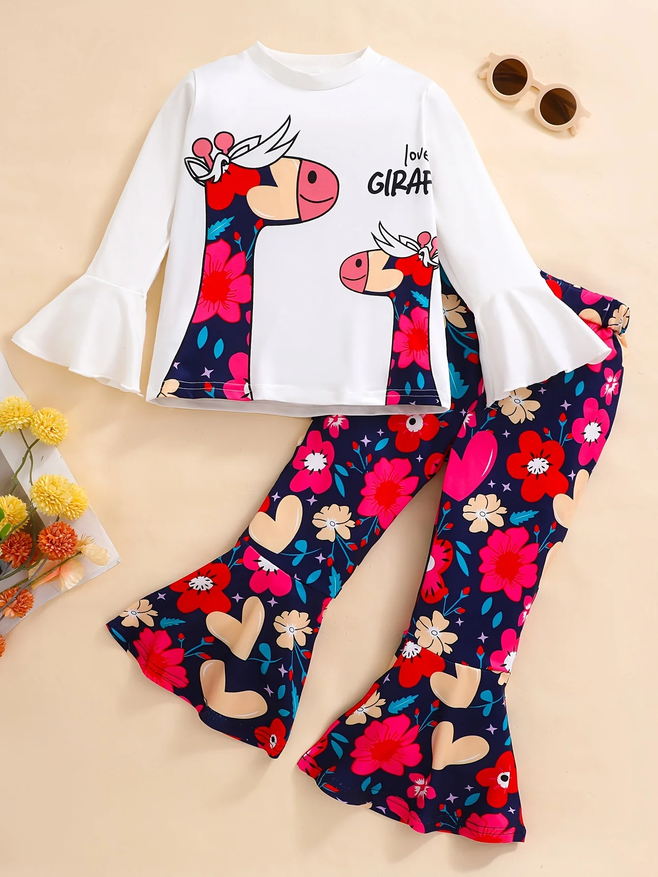 2pcs Children's Ensemble with Long Neck Giraffe Print Long Sleeve T-shirt & Heart Flower Pattern Printed Flared Pants Casual Set