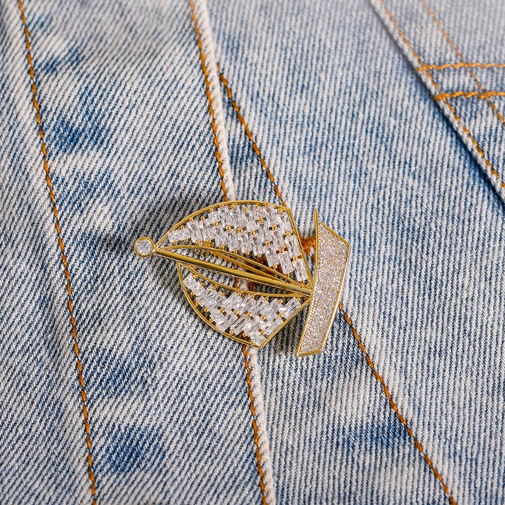 Fancy Sailboat Shape Copper Pins BlingBling Clear Zircon Paved Junk Brass Brooches For Coat Dress Suit Gold Color Jewelry