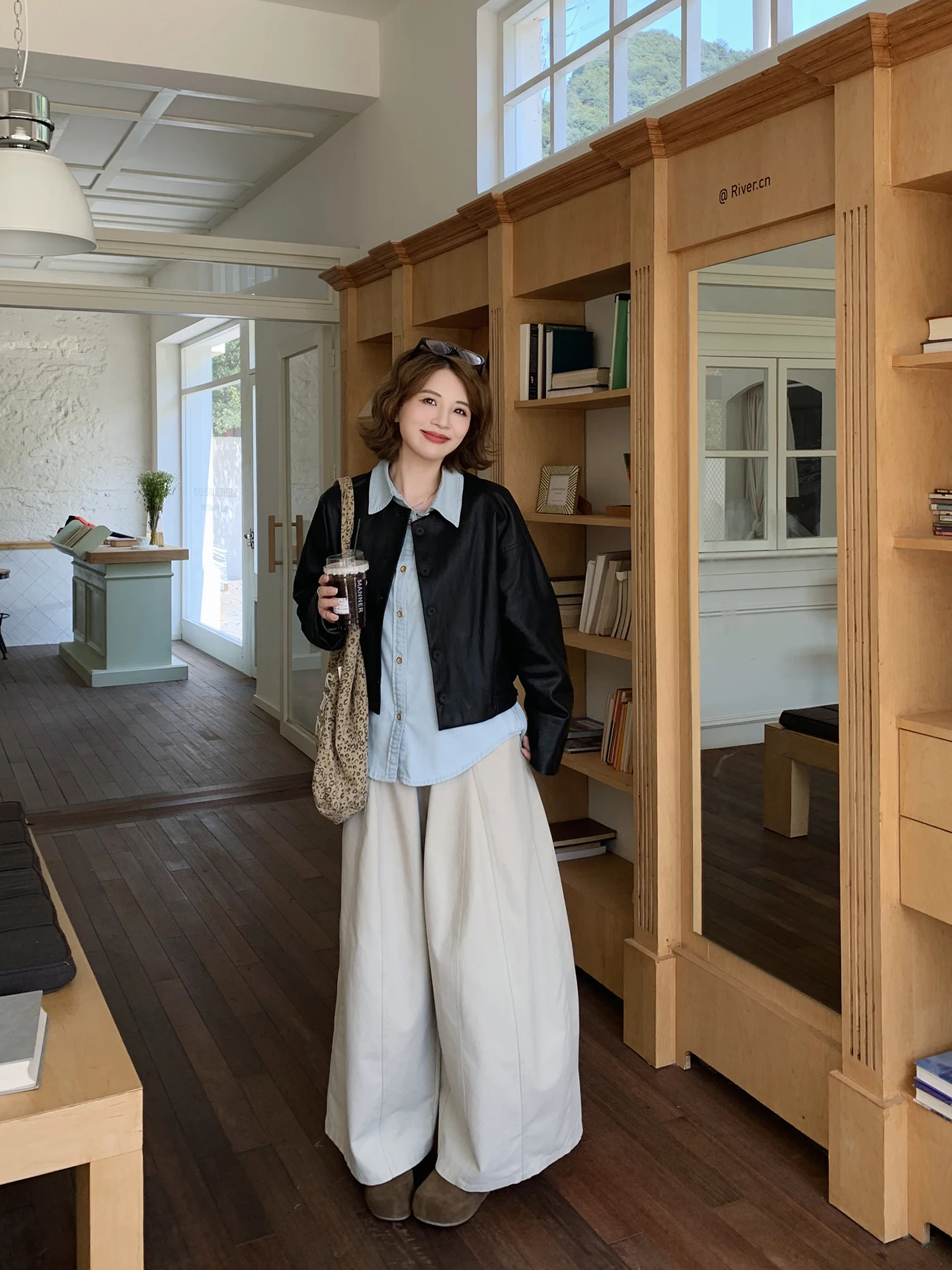 ELINSU Luxury Retro Leather Jaet Women's Loose Casual ort Coat Spring Autumn New Sle round Ne Button Closure Pure Color