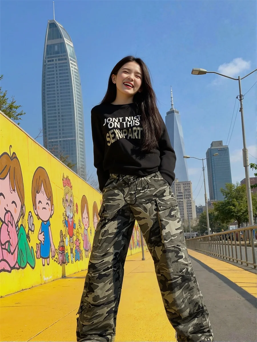 Pantaloni casual da donna in stile coreano Camouflage Jacquard Donna Texture Modello Tessuto Dettaglio Elemento moda Caratteristica del materiale