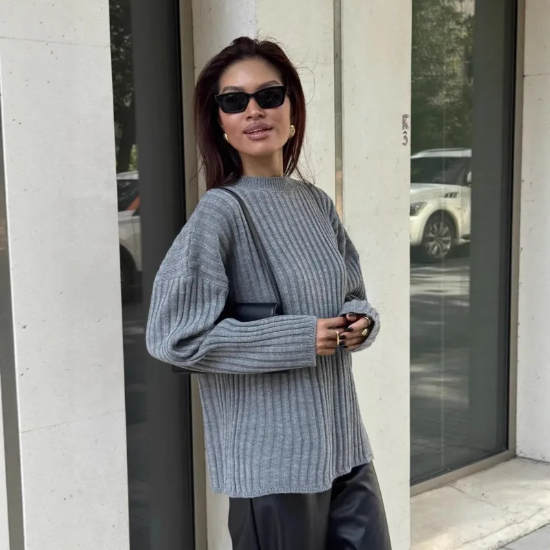 Modny sweter z okrągłym dekoltem i prostymi paskami