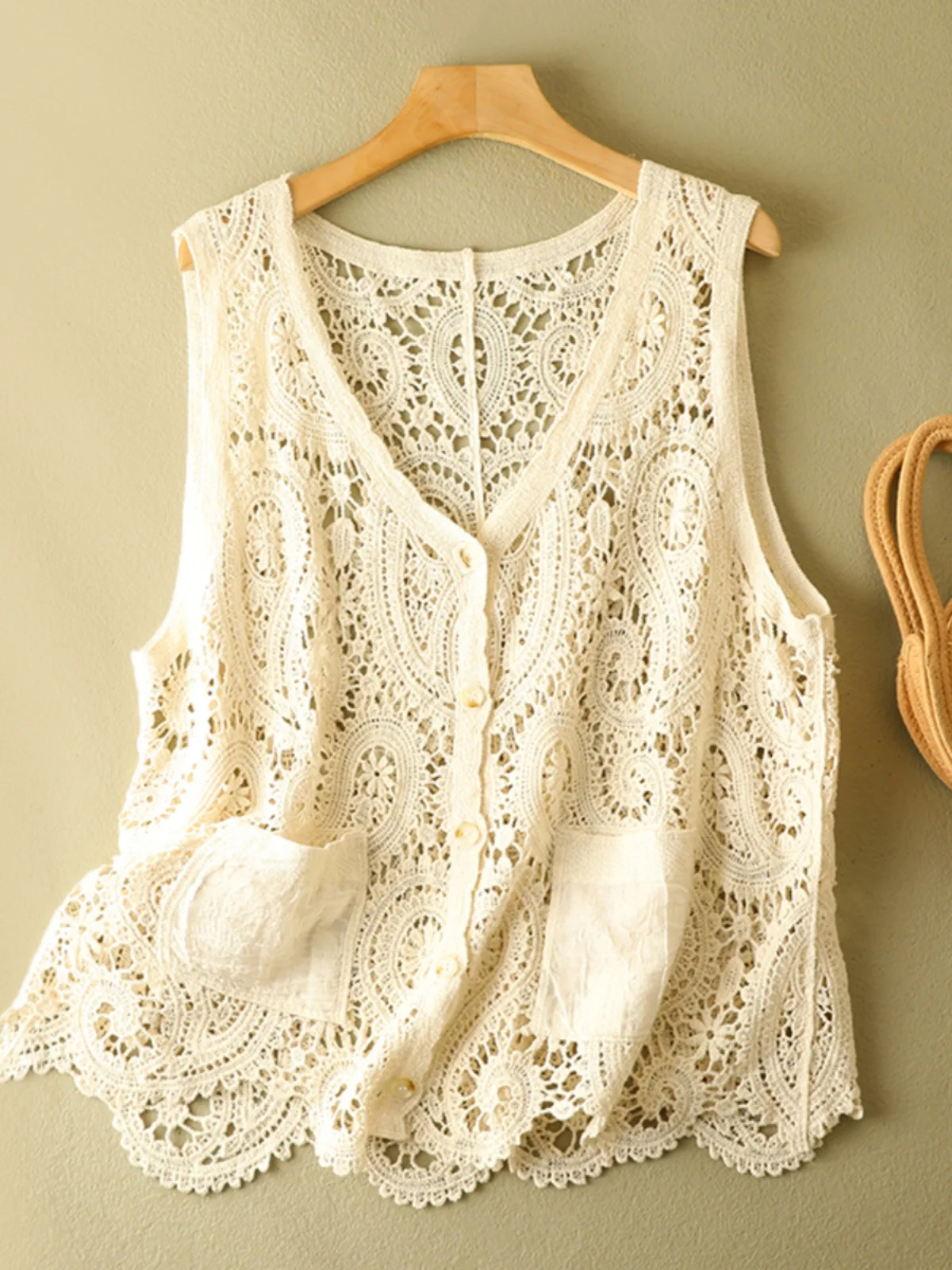 

Вязаный жилет с V-образным вырезом и ажурной отделкой, повседневный свободный летний топ для женщин больших размеров, с двойными карманами и пуговицами, однотонный.