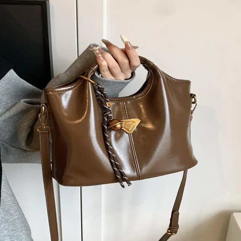 New Model Bell Leather Girl Large Capacity Storage Bag Crossbody Fashion Autumn Collection Trend Commute Handheld Slanted Back
