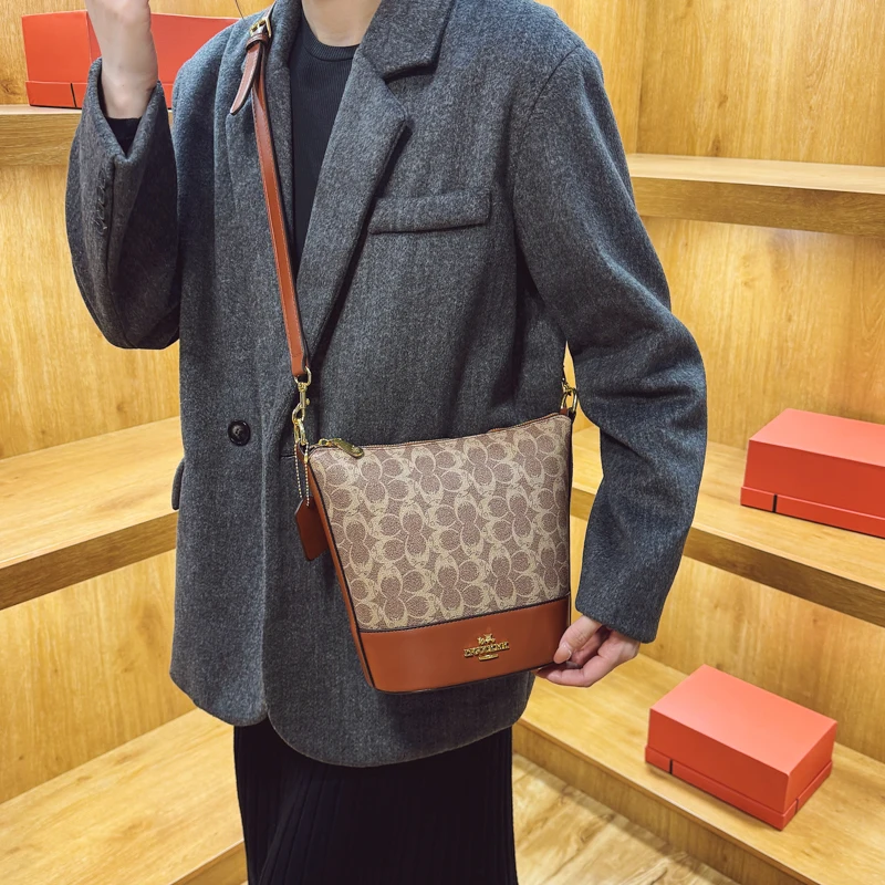 

Classic Fashionable High-End Diaper Bag A Minimalist Vintage Leather Shoulder Tote For The Chic Luxury Commuter